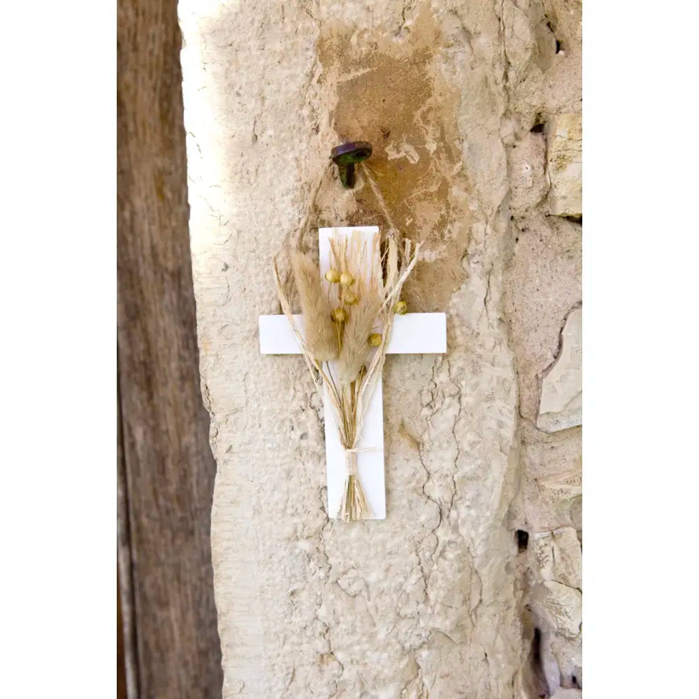 Croix en bois blanchi avec bouquet de fleurs séchées - 9,5 x 15 cm