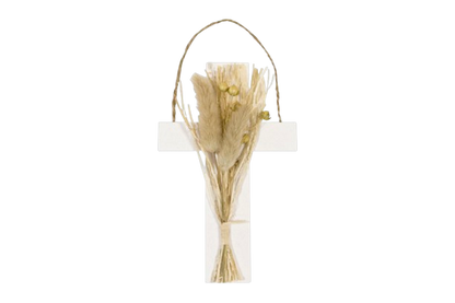 Croix en bois blanchi avec bouquet de fleurs séchées