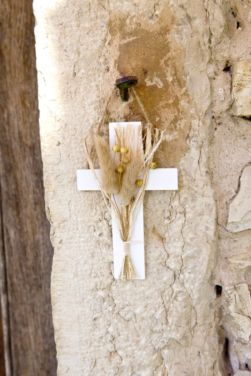 Croix en bois blanchi avec bouquet de fleurs séchées