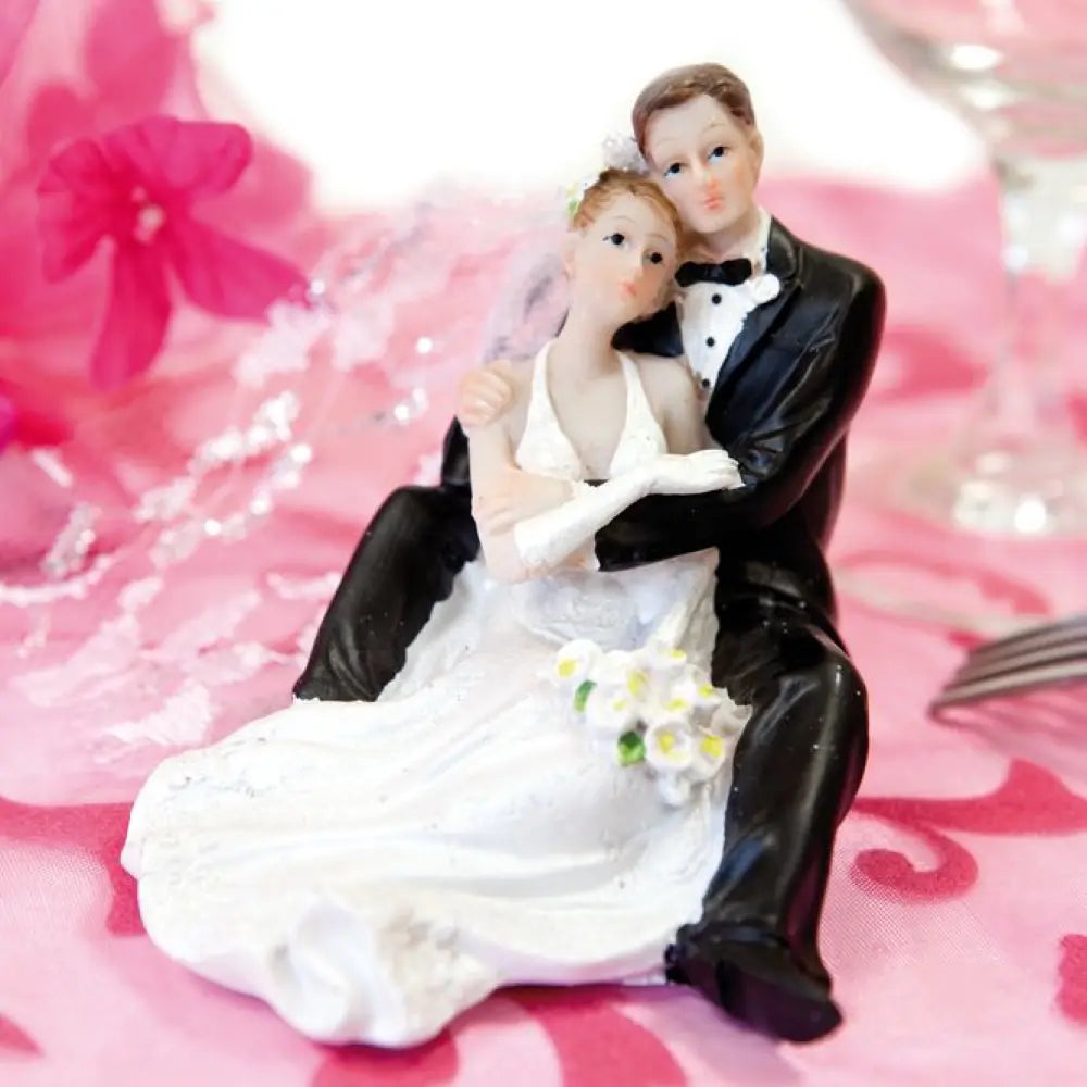Sujet en Résine - Couple Mariés Assis Enlacés