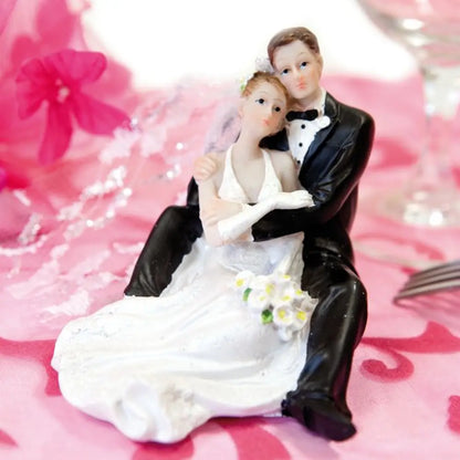 Sujet en Résine - Couple Mariés Assis Enlacés